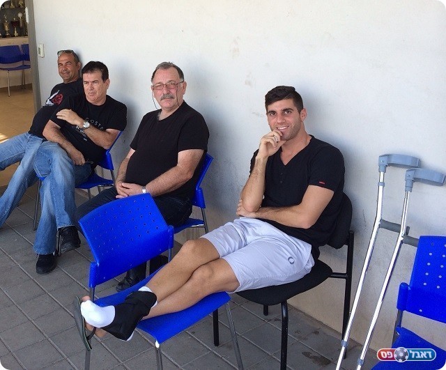 בא לראות את הדרבי. ציון צמח (מימין) עם ישראל שצ'וצ'ינסקי, מנהל נבחרת ישראל שני משמאל (יניב בוכניק)